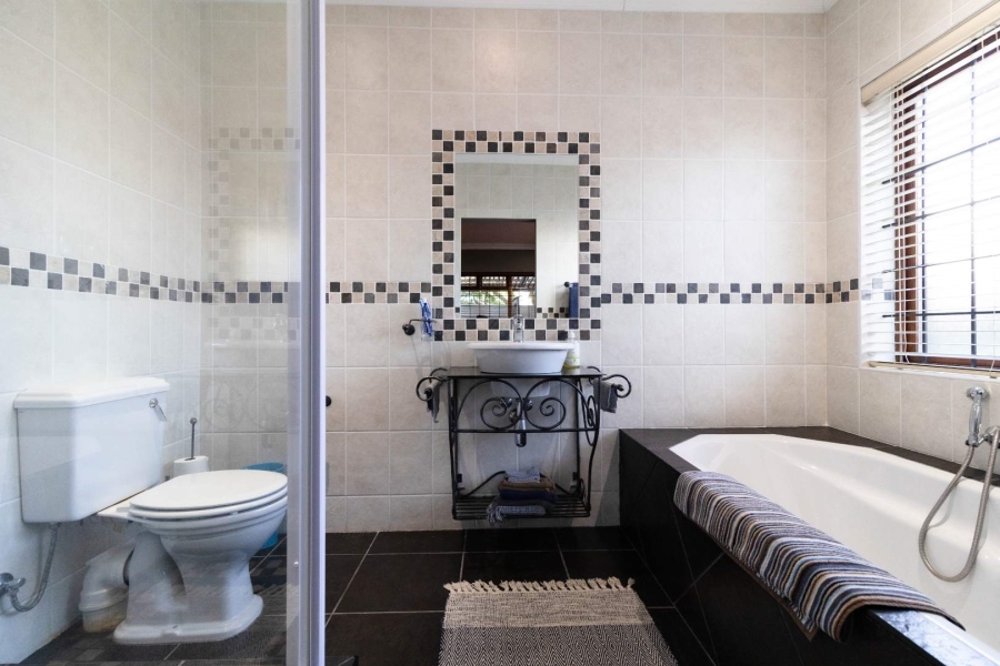 6 Bedroom Property for Sale in Sandbaai Western Cape